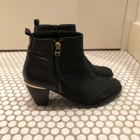Steve Madden Wantaugh Black Suede Ankle Booties - Picture 2 of 3